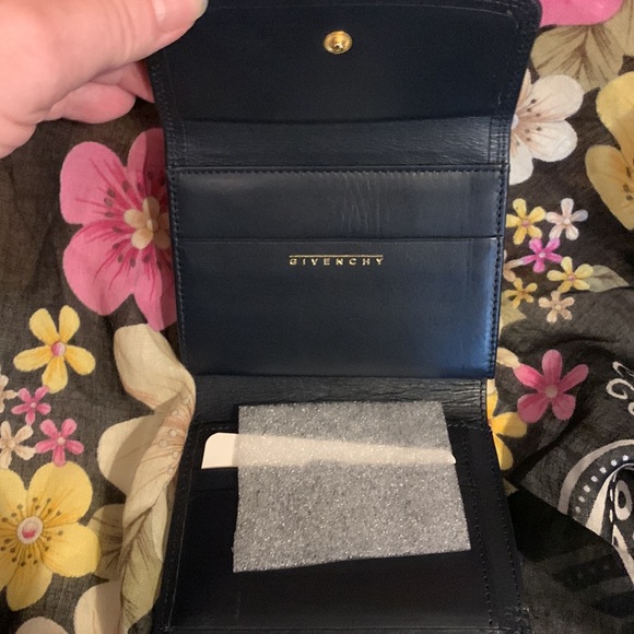 Givency Wallet - Picture 5 of 13